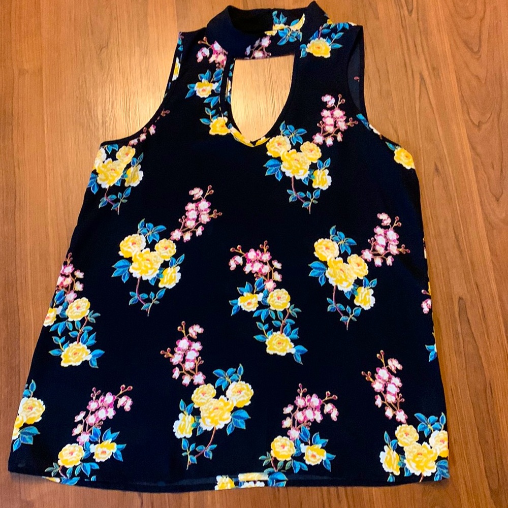Cute sleeveless cutout floral shirt